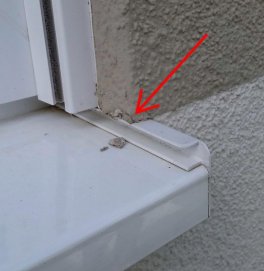 Putz löst sich an den Flanken der Fensterbank