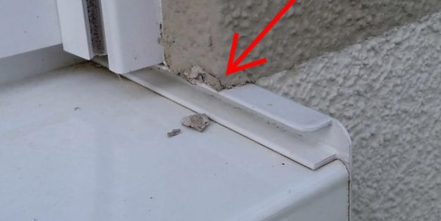 Putz löst sich an den Flanken der Fensterbank
