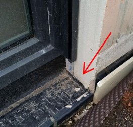 Fehlende Flankenabdichtung in der Fensterleibung